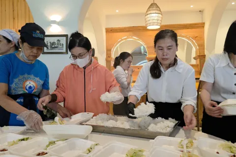 Đắk Lắk: hàng nghìn suất cơm miễn phí cho bà con vùng lũ