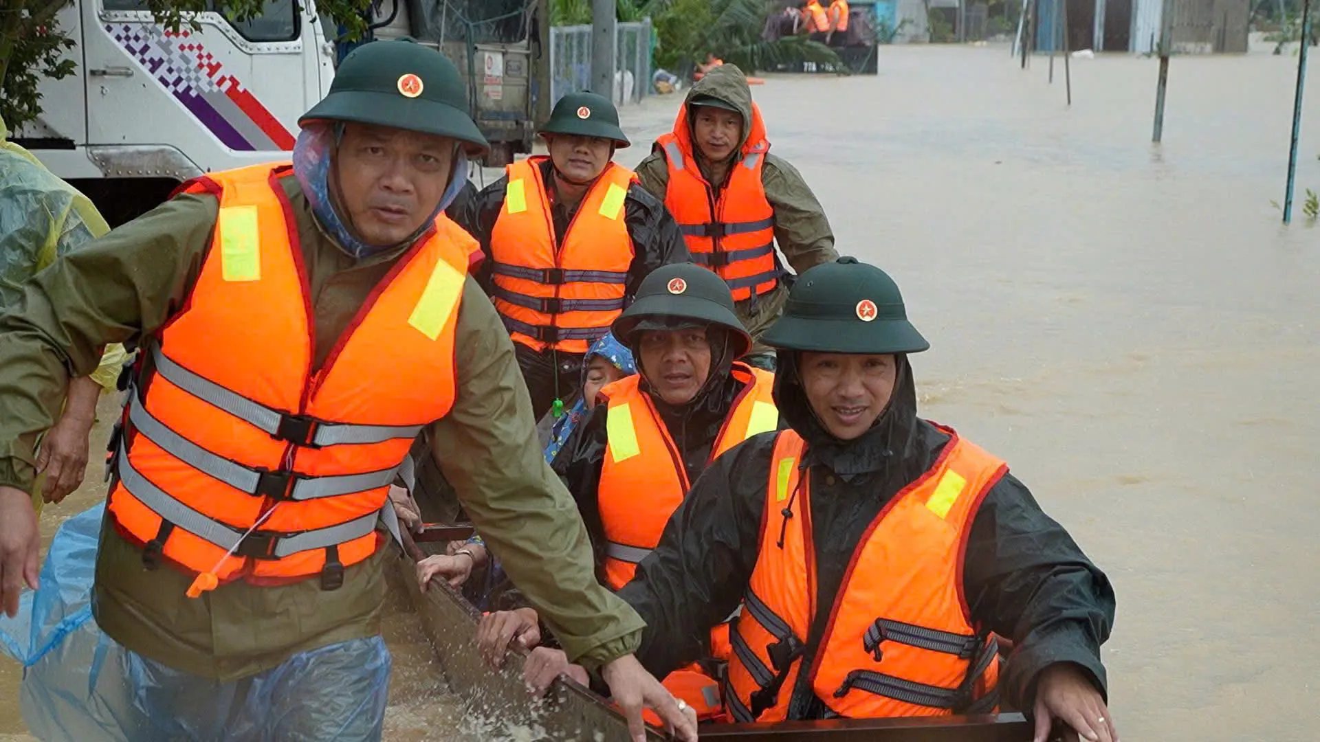 Sức mạnh đoàn kết, tất cả hướng về vùng lũ để cùng vượt qua lũ