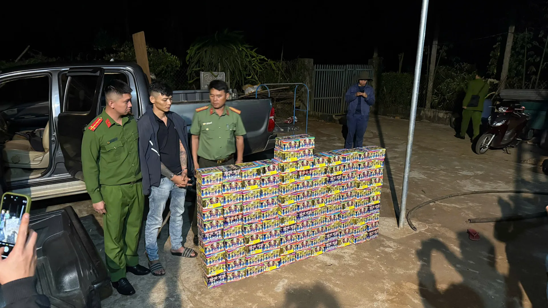 Đắk Lắk: bắt giữ gần 2 tạ pháo hoa được dấu tinh vi trên xe bán tải