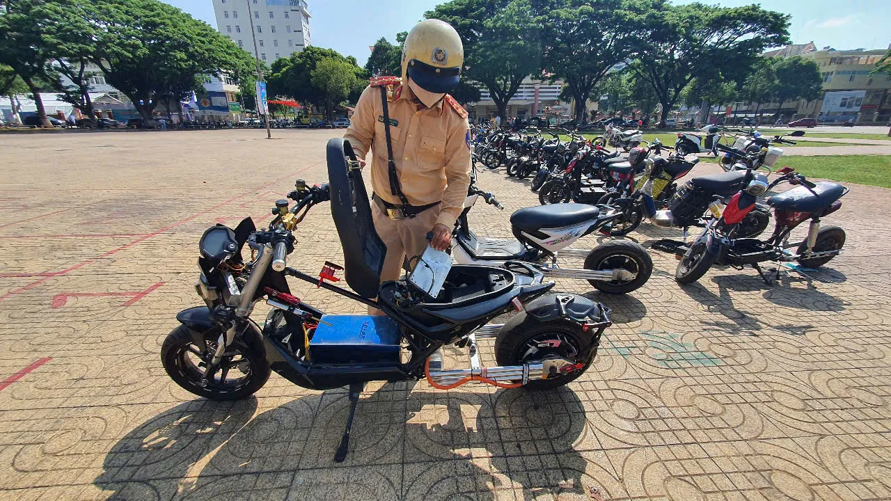 Đắk Lắk: ngăn chặn gần 70 thiếu niên tụ tập biểu diễn xe điện độ, chế