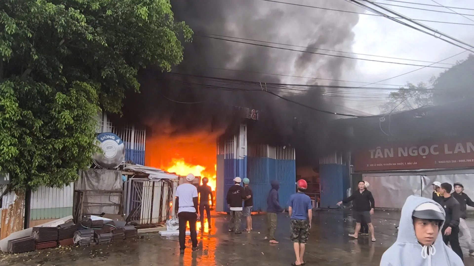 Đắk Lắk: cháy lớn tại nhà máy cán tôn 