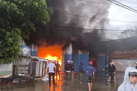 Đắk Lắk: cháy lớn tại nhà máy cán tôn 