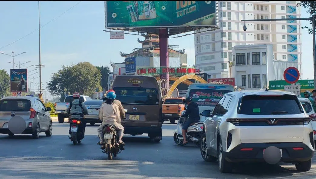 Đắk Lắk: xe dù, bến cóc “bủa vây”