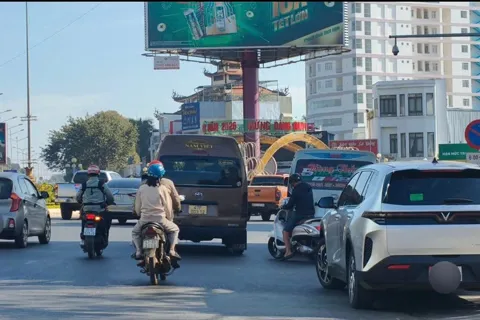 Đắk Lắk: xe dù, bến cóc “bủa vây”