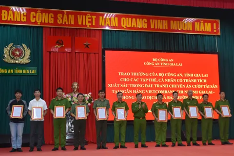 Gia Lai: khen thưởng các tập thể, cá nhân phá nhanh vụ cướp ngân hàng Vietcombank