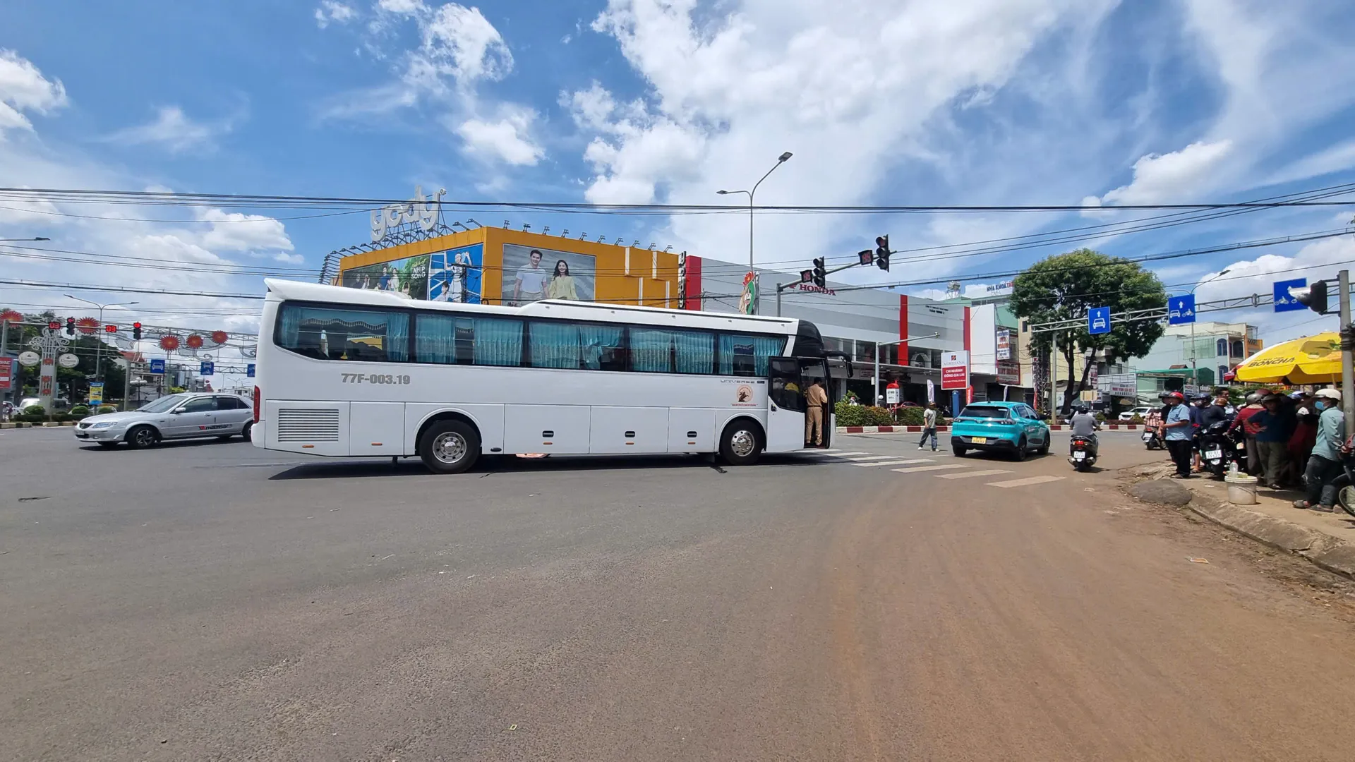 Gia Lai: người phụ nữ bị ô tô tông tử vong khi đi bộ qua đường