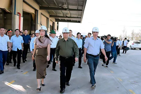 Thủ tướng Chính phủ Phạm Minh Chính kiểm tra, chỉ đạo khắc phục hậu quả bão số 13 tại Gia Lai