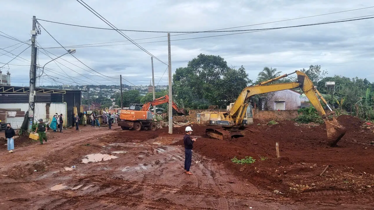 Gia Lai: 2 hộ dân phường Hội Phú bàn giao mặt bằng, tháo gỡ vướng mắc dự án đường Nguyễn Văn Linh