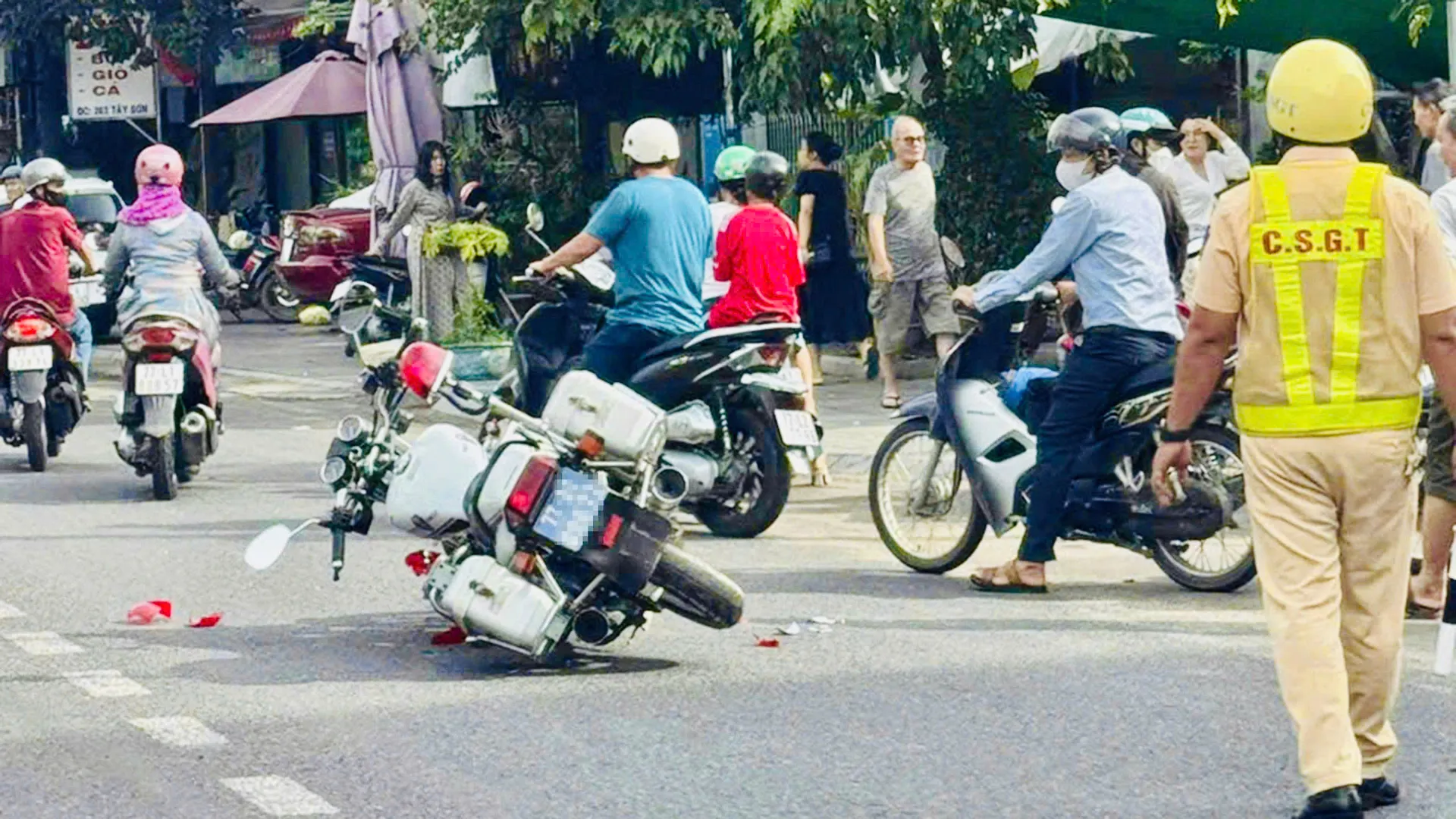 Gia Lai: khống chế người đàn ông gây tai nạn rồi tấn công Cảnh sát giao thông