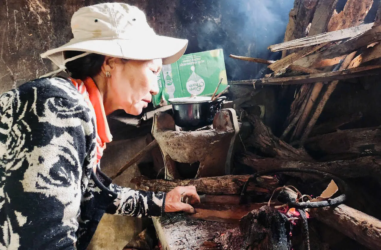 Nổi lửa hồi sinh giữa vùng lũ dữ