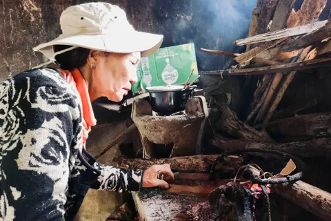 Nổi lửa hồi sinh giữa vùng lũ dữ