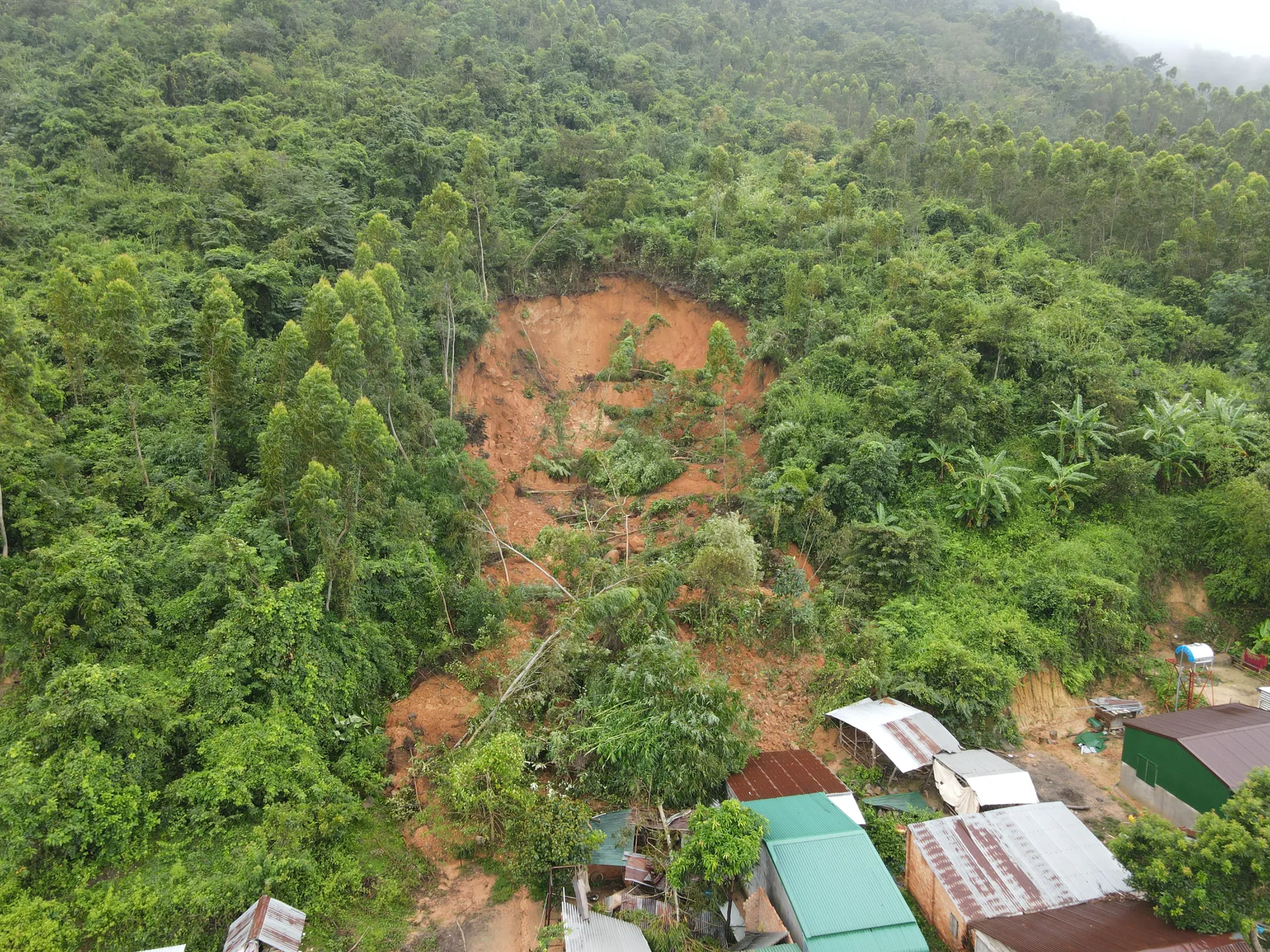 Xã Hòa Sơn (Đắk Lắk): kịp thời di dời 5 hộ dân khỏi vùng sạt lở nguy hiểm