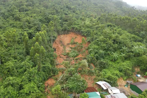 Xã Hòa Sơn (Đắk Lắk): kịp thời di dời 5 hộ dân khỏi vùng sạt lở nguy hiểm