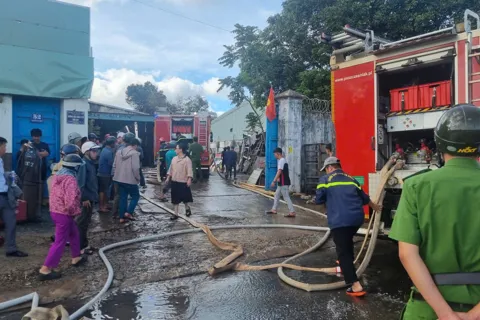 Gia Lai: hỏa hoạn thiêu rụi xưởng sửa chữa ô tô tại phường Hội Phú