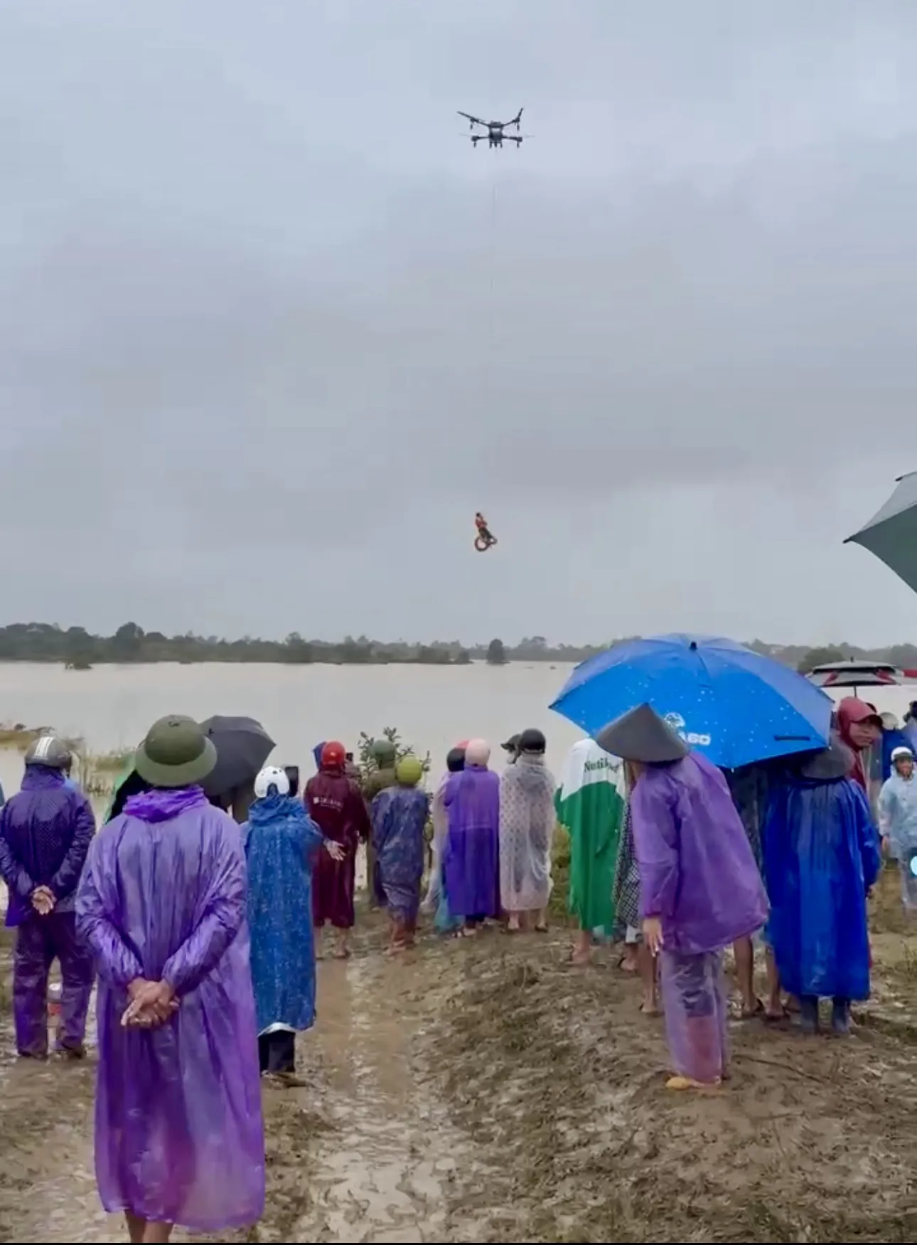 Đắk Lắk: cận cảnh dùng máy bay không người lái cứu người giữa dòng nước lũ