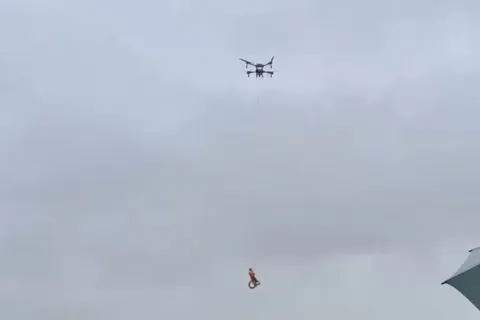 Đắk Lắk: cận cảnh dùng máy bay không người lái cứu người giữa dòng nước lũ