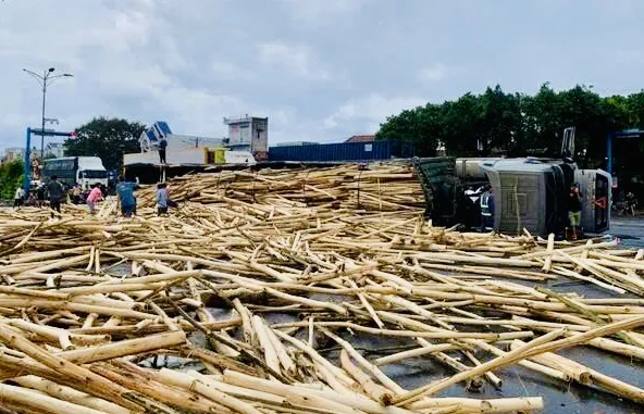 Đắk Lắk: lật xe đầu kéo trên Quốc lộ 1 khiến 3 người thương vong