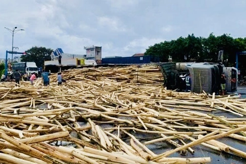 Đắk Lắk: lật xe đầu kéo trên Quốc lộ 1 khiến 3 người thương vong