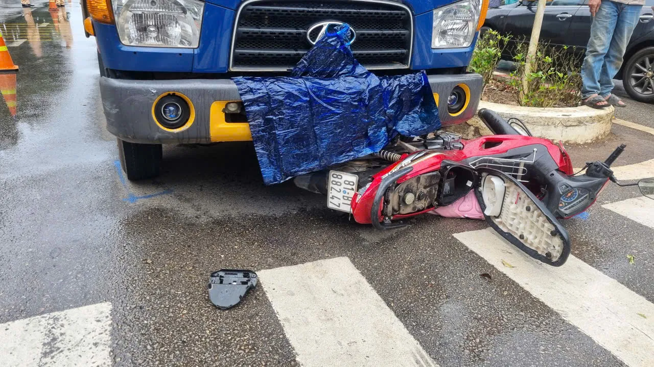 Gia Lai: xe tải va chạm với xe máy, 2 người tử vong