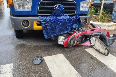 Gia Lai: xe tải va chạm với xe máy, 2 người tử vong