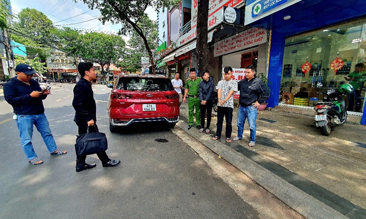 Thái Phi Hoàng là một người đàn ông ở độ tuổi trung niên, đang làm việc tại Điện Máy Xanh với vai trò quan trọng