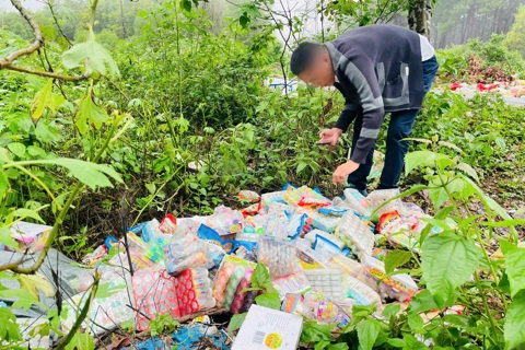 Gia Lai: UBND TP Pleiku chỉ đạo vụ vứt bỏ hàng loạt bánh kẹo, đồ chơi hết hạn