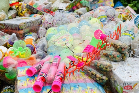 Gia Lai: hàng loạt bánh kẹo, đồ chơi bị vứt bỏ ven đường