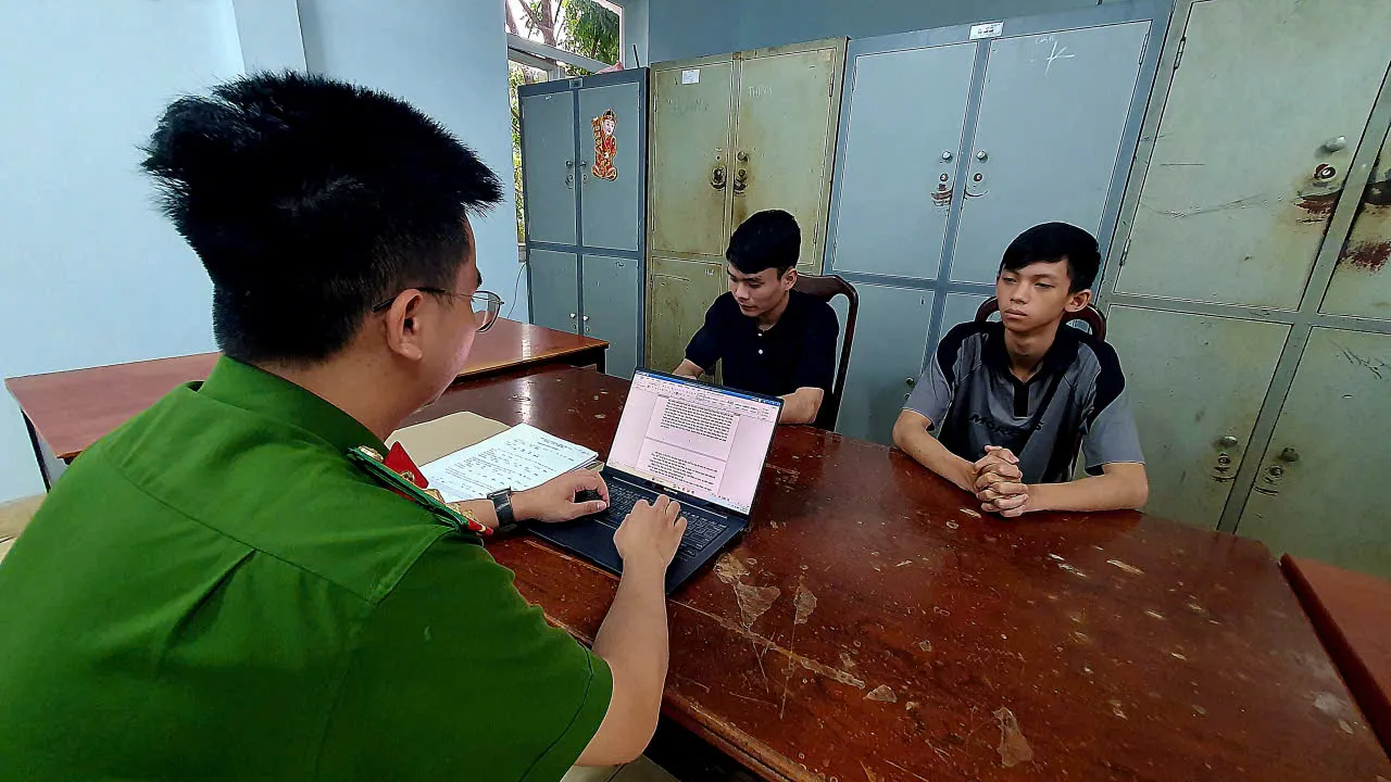 Khởi tố, bắt tạm giam 2 đối tượng dùng hung khí tấn công người tại quán nhậu