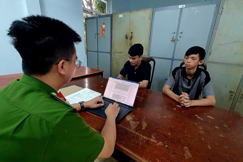 Khởi tố, bắt tạm giam 2 đối tượng dùng hung khí tấn công người tại quán nhậu