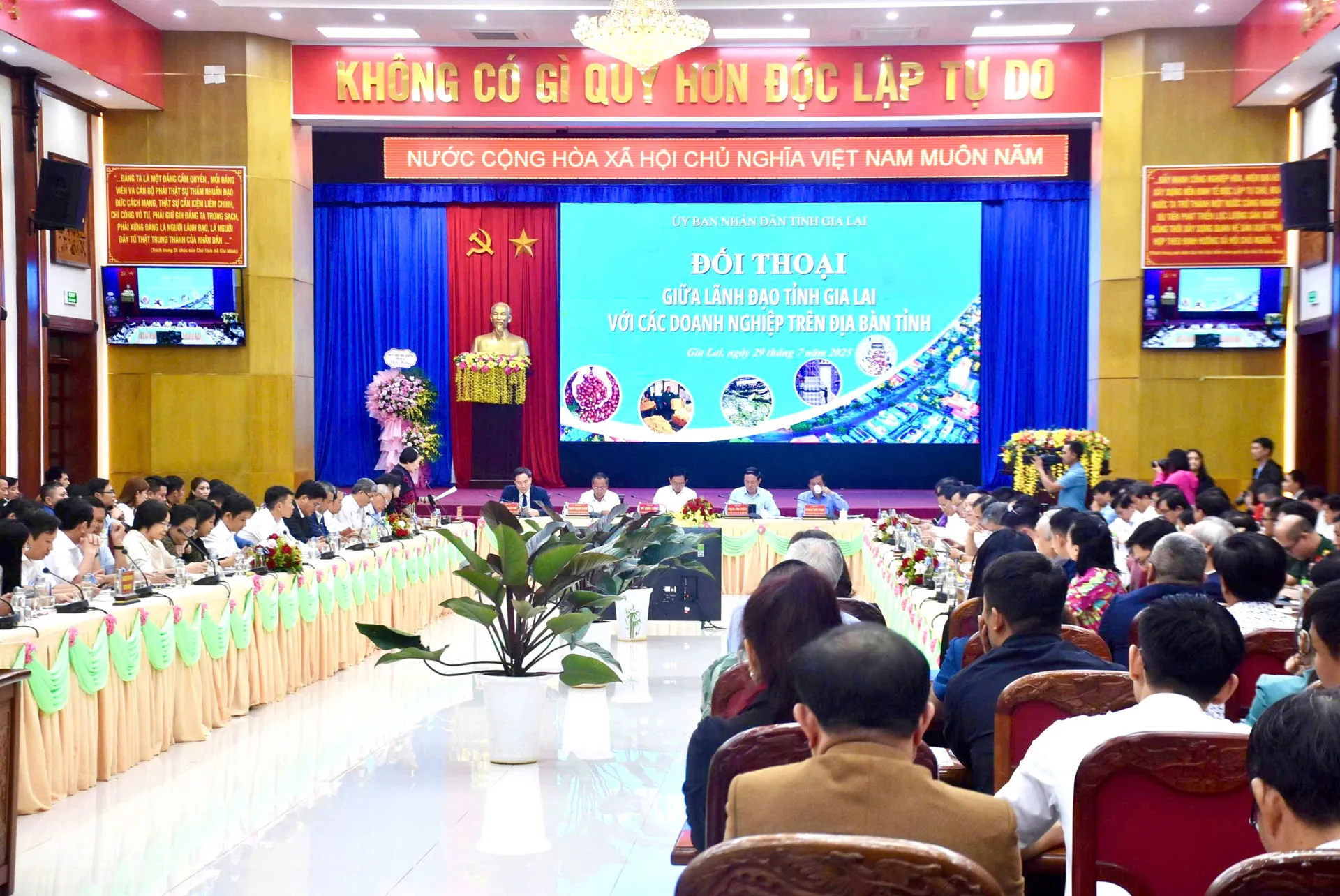 Lãnh đạo tỉnh Gia Lai đối thoại với doanh nghiệp trên địa bàn