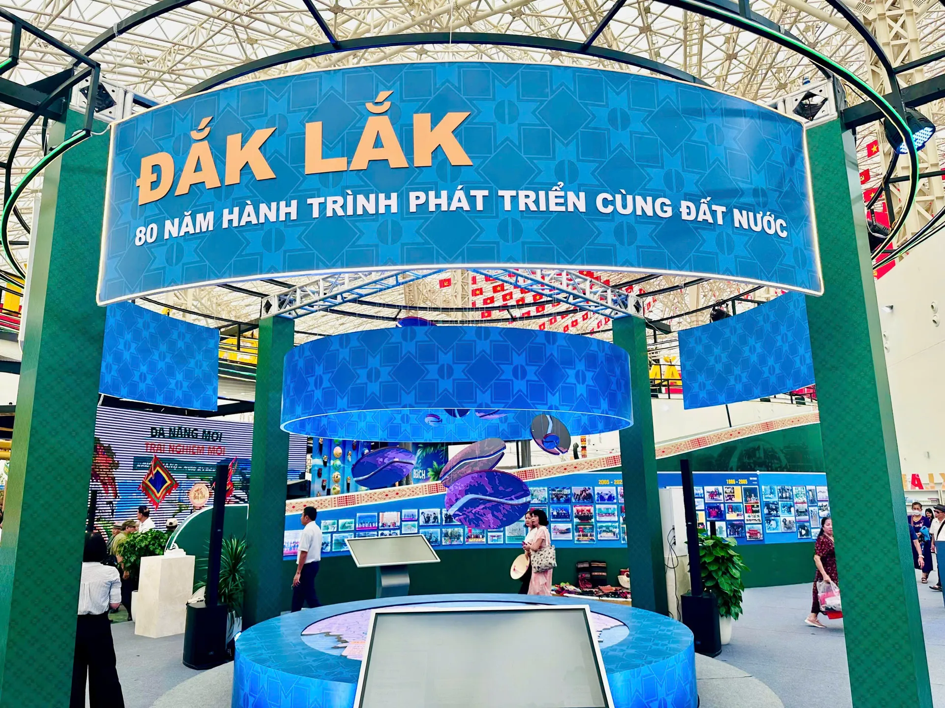 Sắc màu đại ngàn và khát vọng vươn xa