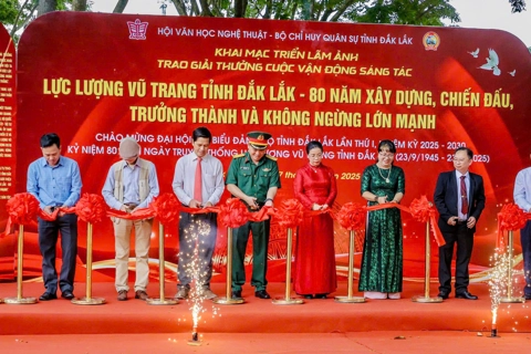 Tôn vinh lực lượng vũ trang  Đắk Lắk qua triển lãm ảnh 
