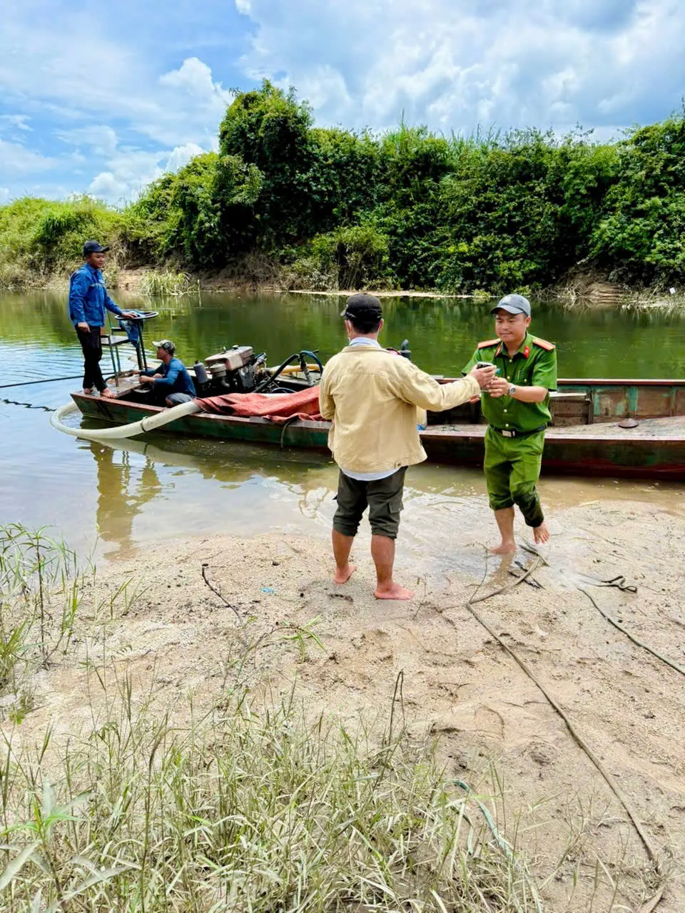 Đắk Lắk: Công an bắt quả tang vụ khai thác cát trái phép trên sông Krông Bông