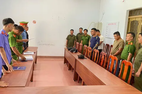 Đắk Lắk: khởi tố, bắt tạm giam 4 đối tượng hành hung tài xế dịch vụ để tranh giành khách
