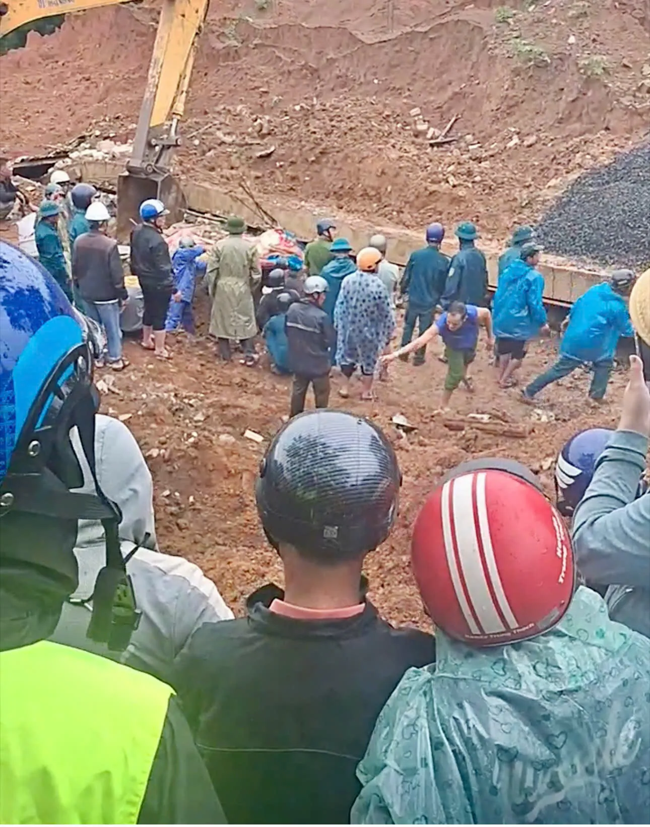 Đắk Lắk: móng nhà hàng xóm bị sập khiến 2 cha con tử vong