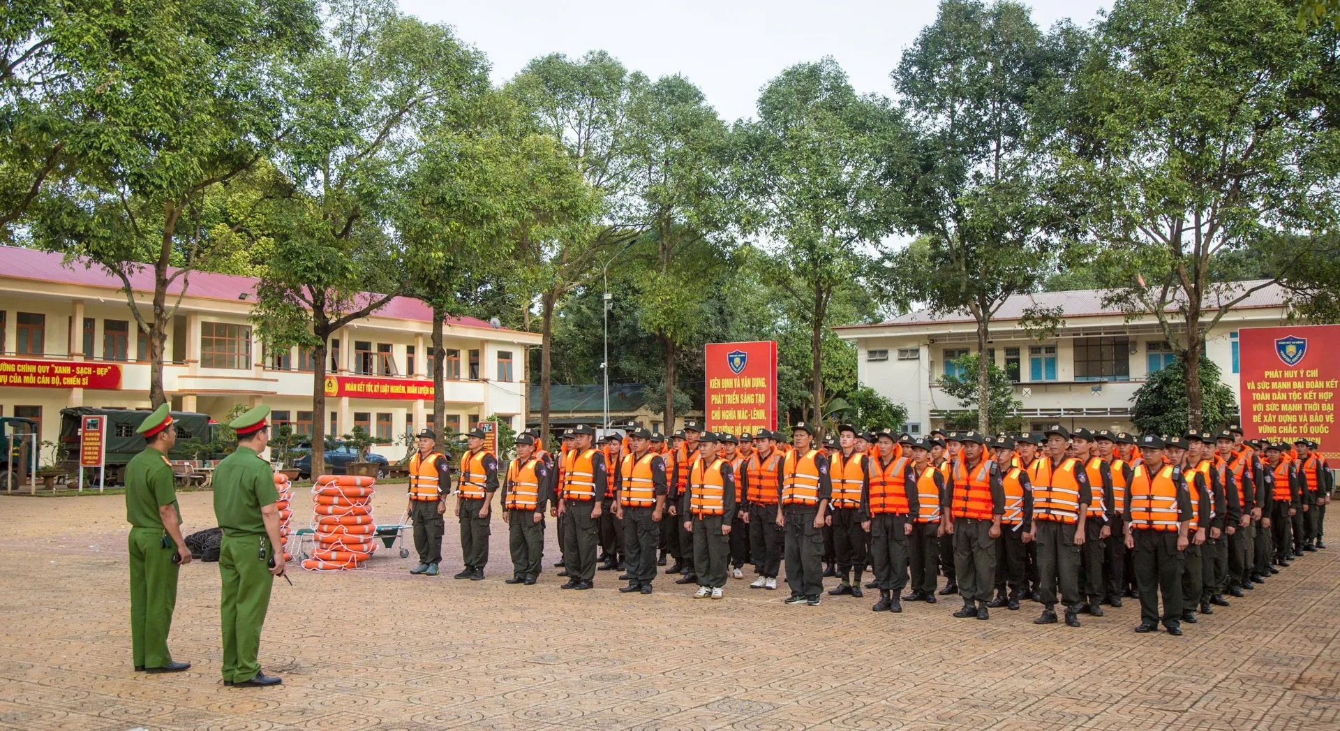 Đắk Lắk: Phòng Cảnh sát cơ động xuất quân hỗ trợ người dân chống bão số 13