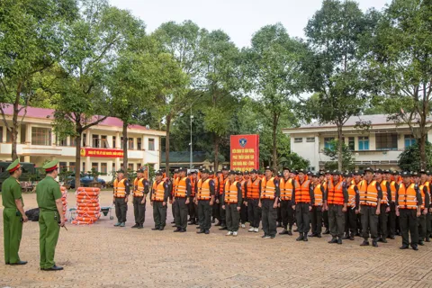 Đắk Lắk: Phòng Cảnh sát cơ động xuất quân hỗ trợ người dân chống bão số 13