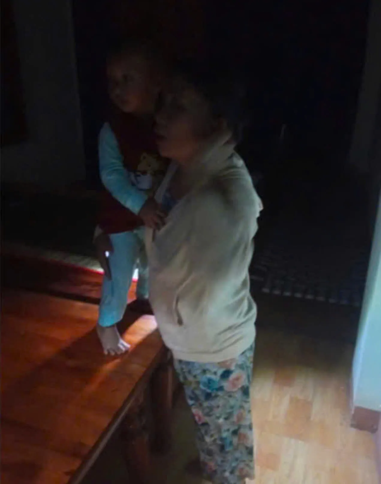 Công an Đắk Lắk kịp thời cứu hộ gia đình bị sập nhà trong đêm do bão Kalmaegi