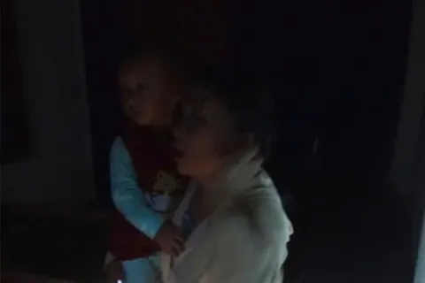 Công an Đắk Lắk kịp thời cứu hộ gia đình bị sập nhà trong đêm do bão Kalmaegi