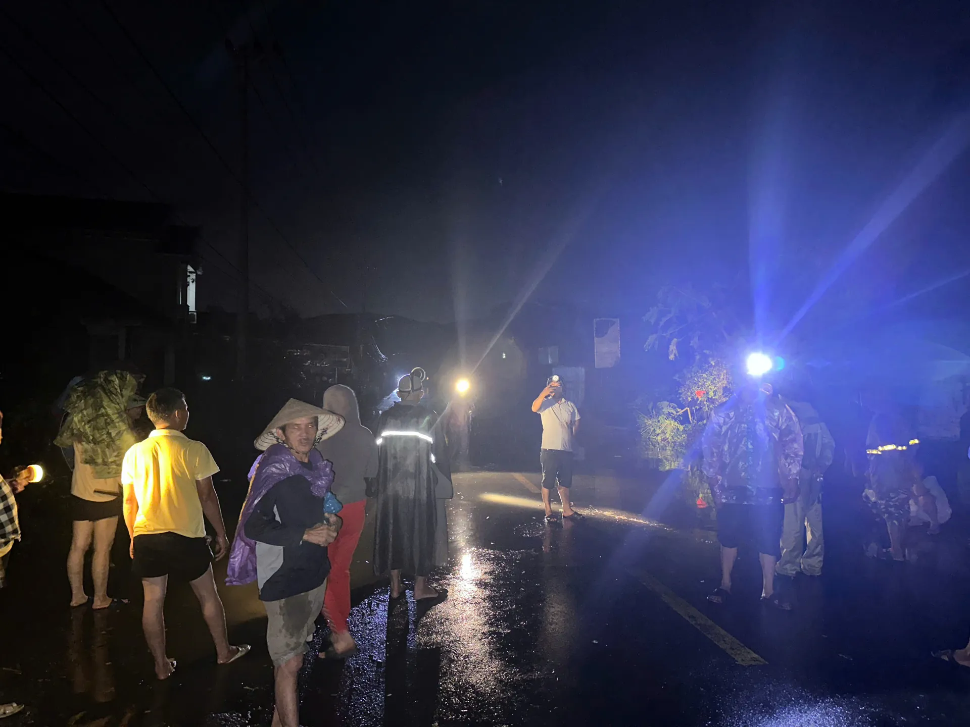 Đắk Lắk: khẩn trương di dời hàng chục hộ dân ngập lụt trong đêm