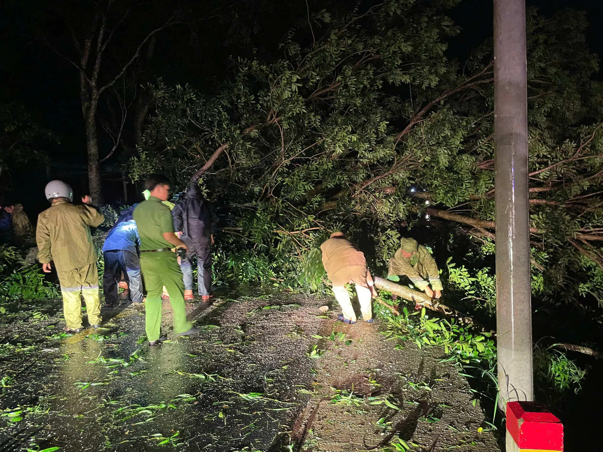 Công an Đắk Lắk chung tay khắc phục hậu quả sau bão, đảm bảo an ninh trật tự