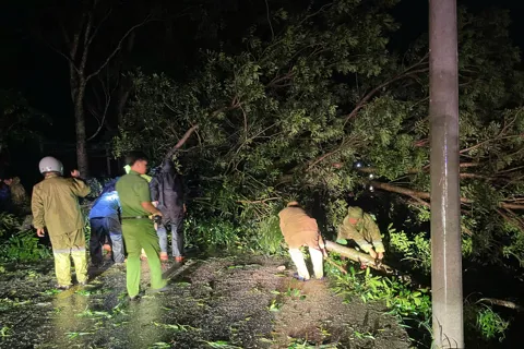 Công an Đắk Lắk chung tay khắc phục hậu quả sau bão, đảm bảo an ninh trật tự