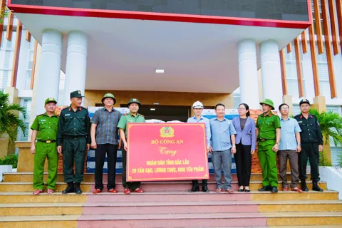 Bộ Công an hỗ trợ Nhân dân Đắk Lắk sau bão Kalmaegi