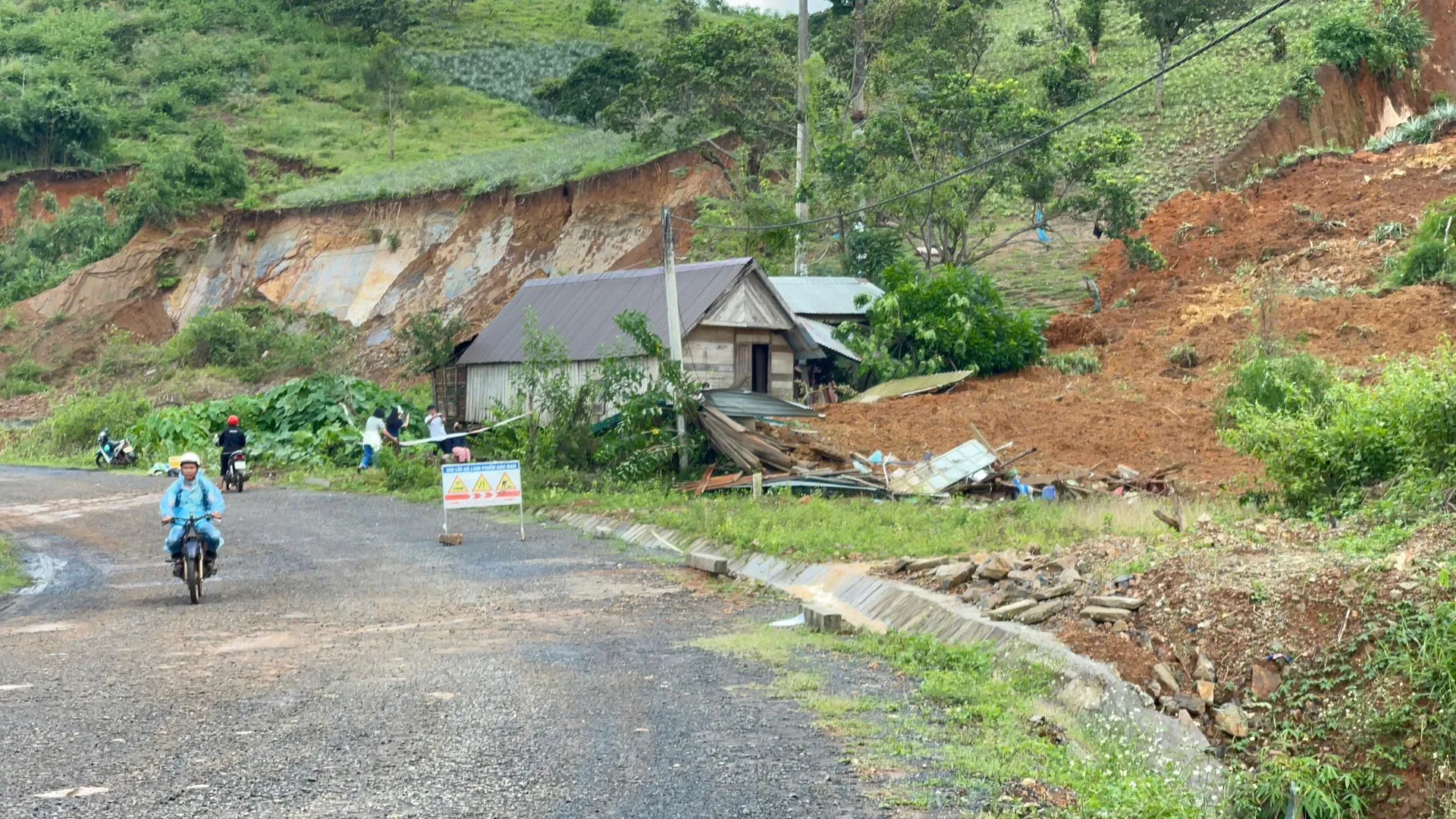 Đắk Lắk: cận cảnh hiện trường vụ sạt lở “nuốt chửng” 2 căn nhà chỉ trong vài giây
