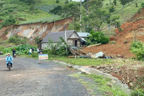 Đắk Lắk: cận cảnh hiện trường vụ sạt lở “nuốt chửng” 2 căn nhà chỉ trong vài giây