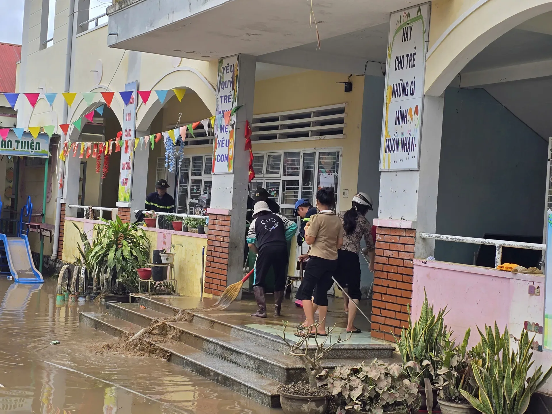 Gia Lai: hàng nghìn người dân thoát cảnh cô lập, khẩn trương khắc phục hậu quả lũ lụt