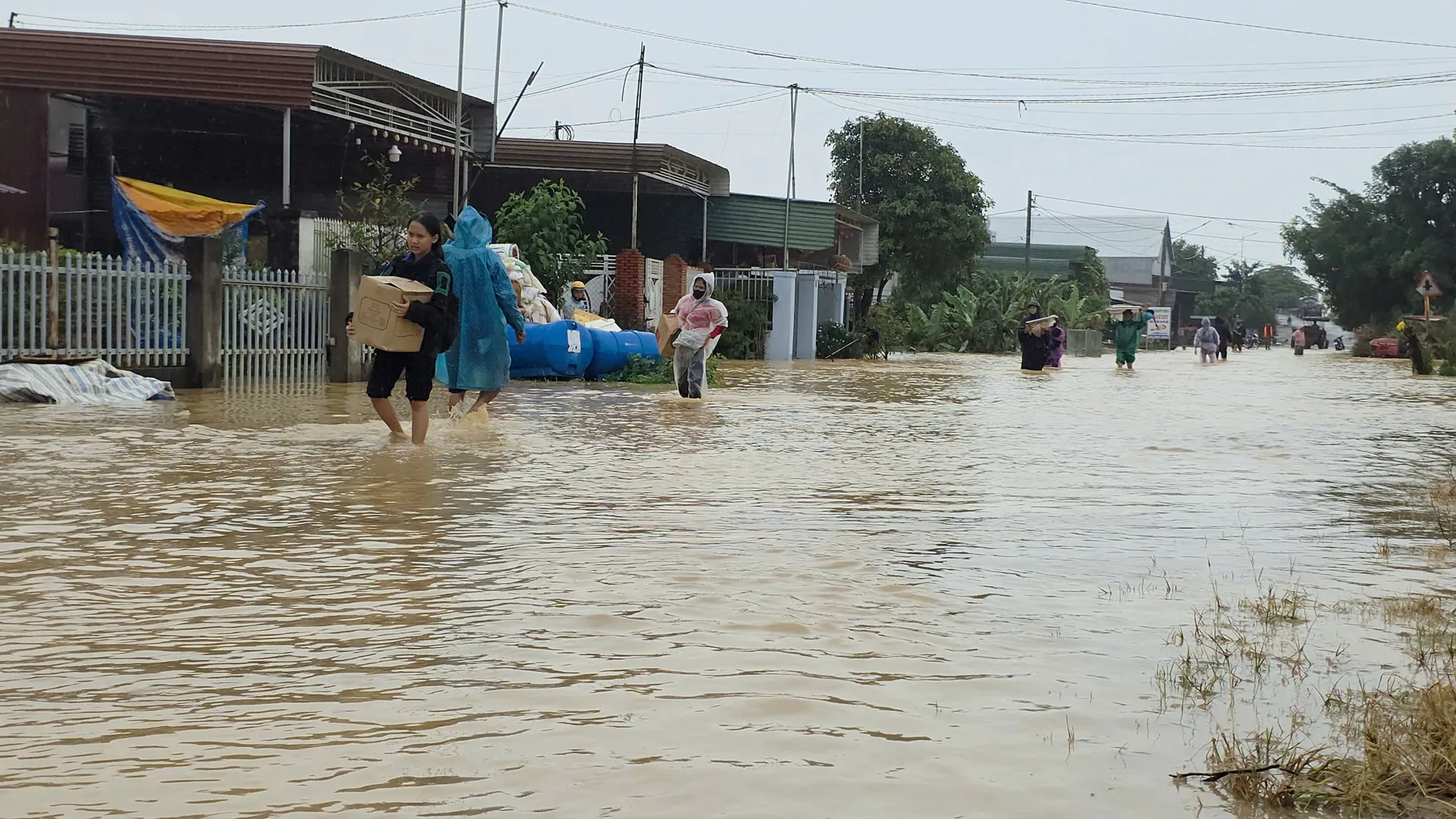 Đắk Lắk: nước lũ sông Krông Ana dâng cao, khẩn trương di dời hàng trăm hộ dân cùng tài sản