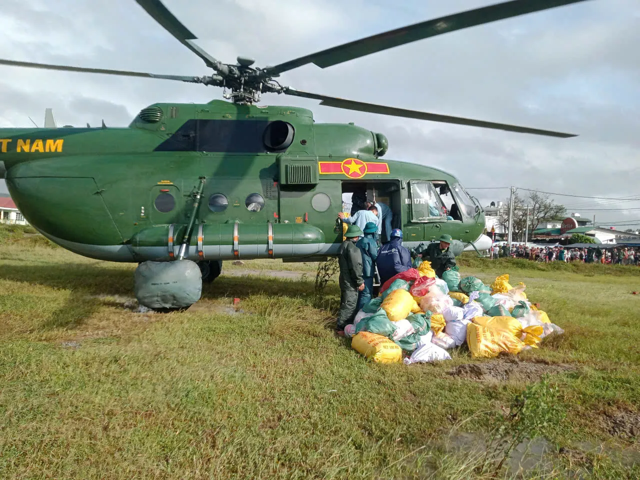 Sư đoàn 372 dùng trực thăng Mi-17 bay cứu trợ vùng lũ Đắk Lắk