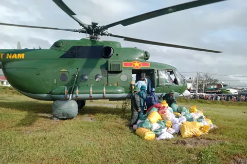 Sư đoàn 372 dùng trực thăng Mi-17 bay cứu trợ vùng lũ Đắk Lắk