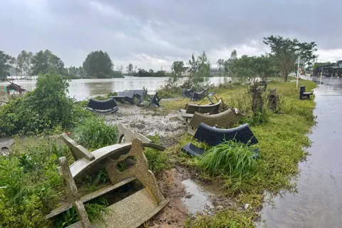 Đắk Lắk: “rốn lũ” Hòa Thịnh tan hoang sau trận lũ lịch sử